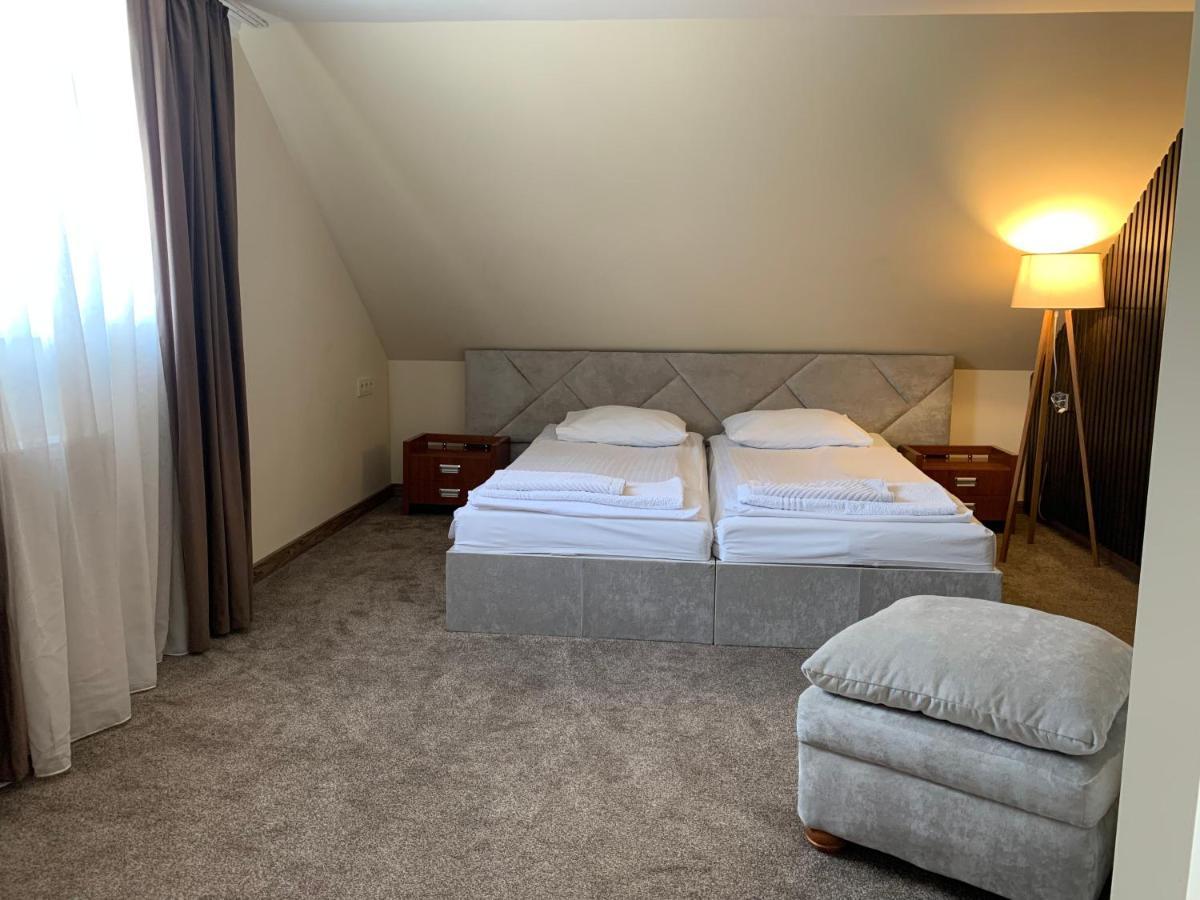 אוזהורוד Eduard Hotel מראה חיצוני תמונה