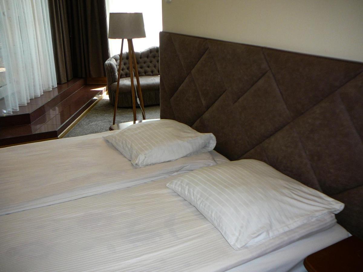 אוזהורוד Eduard Hotel מראה חיצוני תמונה
