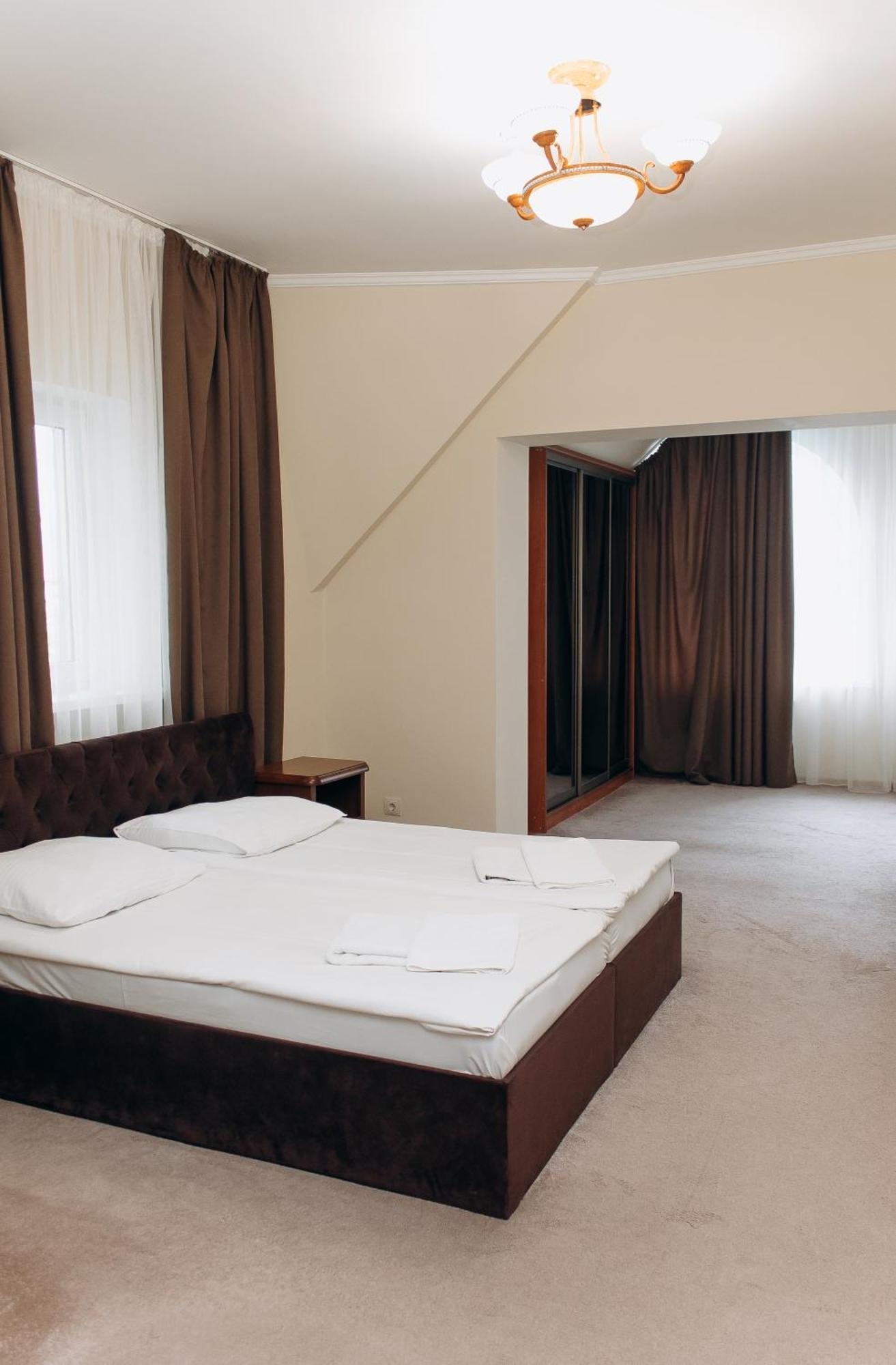אוזהורוד Eduard Hotel מראה חיצוני תמונה