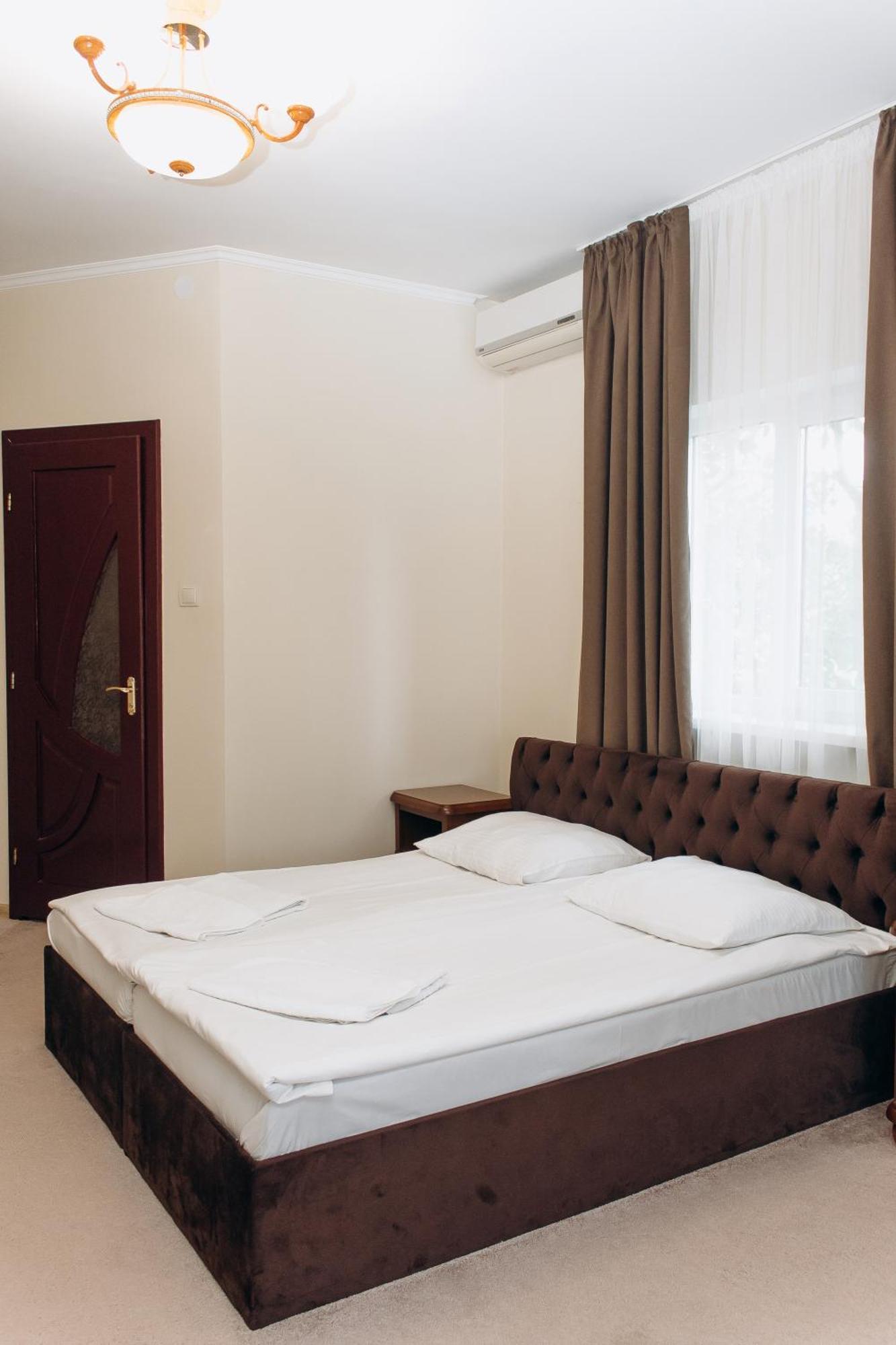 אוזהורוד Eduard Hotel מראה חיצוני תמונה