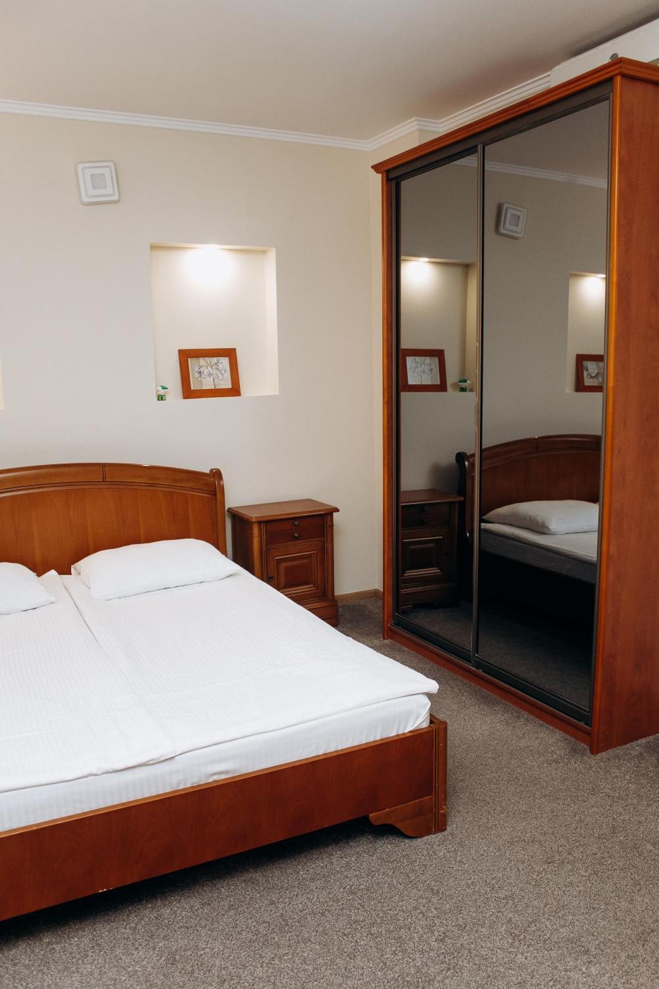 אוזהורוד Eduard Hotel מראה חיצוני תמונה
