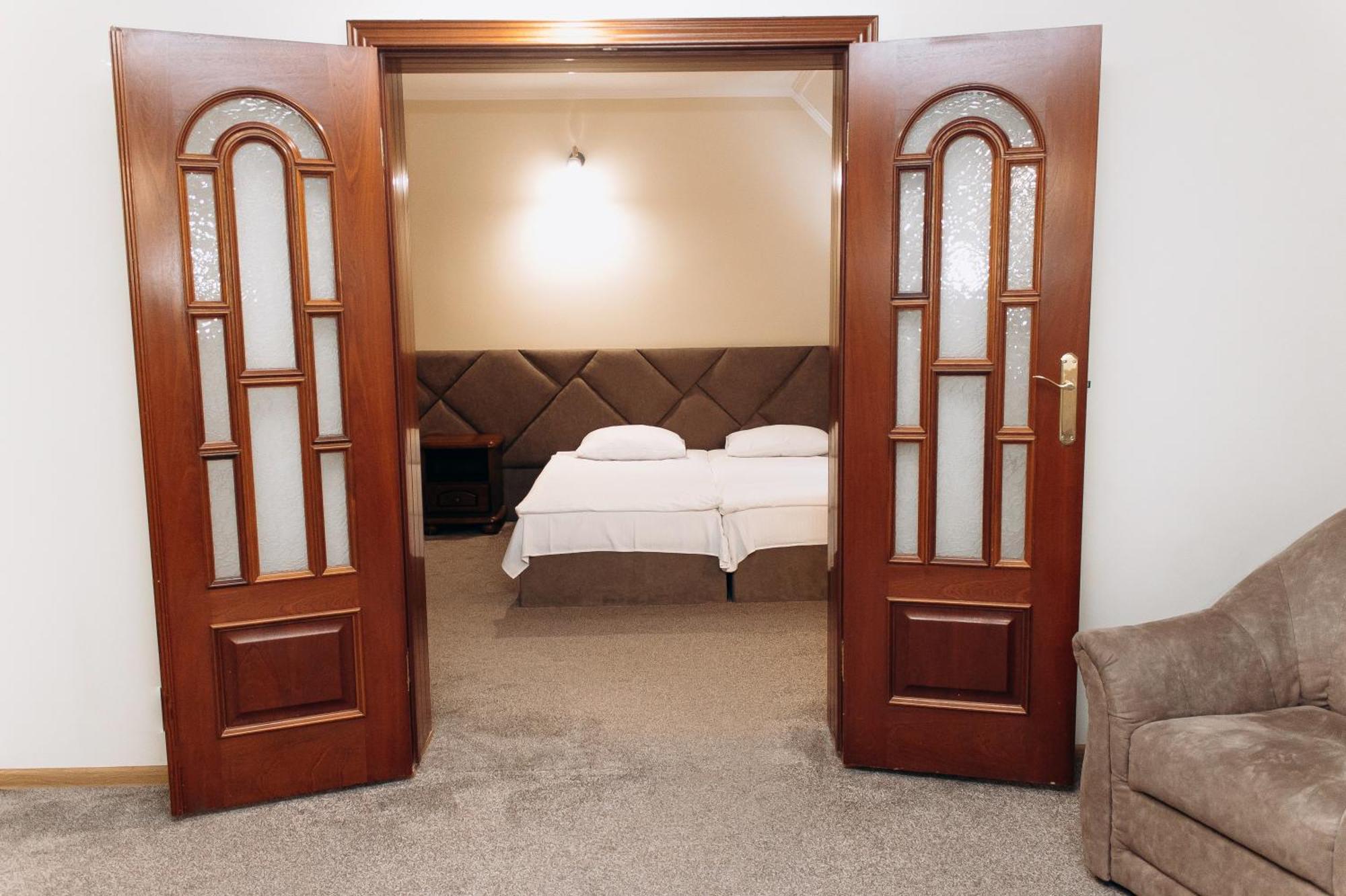 אוזהורוד Eduard Hotel מראה חיצוני תמונה