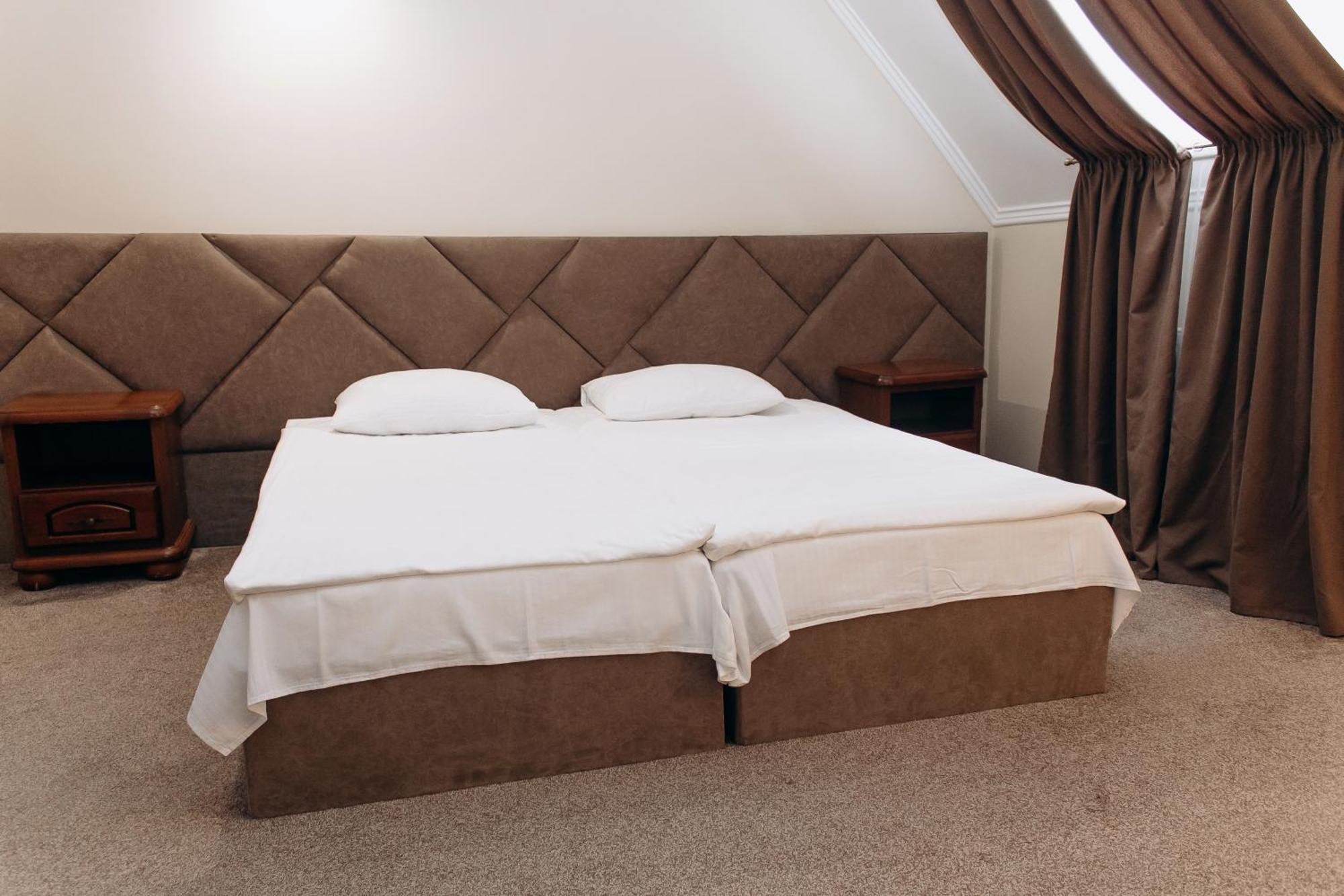 אוזהורוד Eduard Hotel מראה חיצוני תמונה
