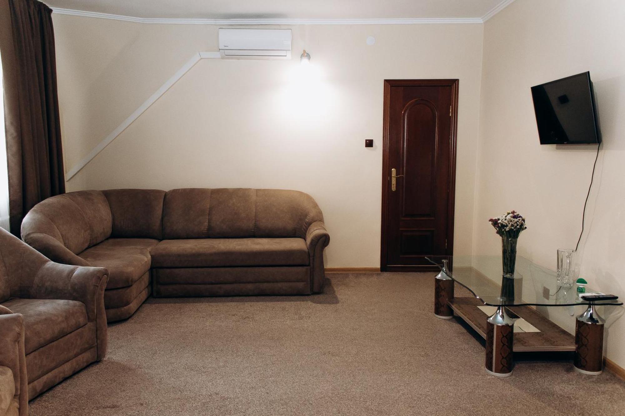 אוזהורוד Eduard Hotel מראה חיצוני תמונה