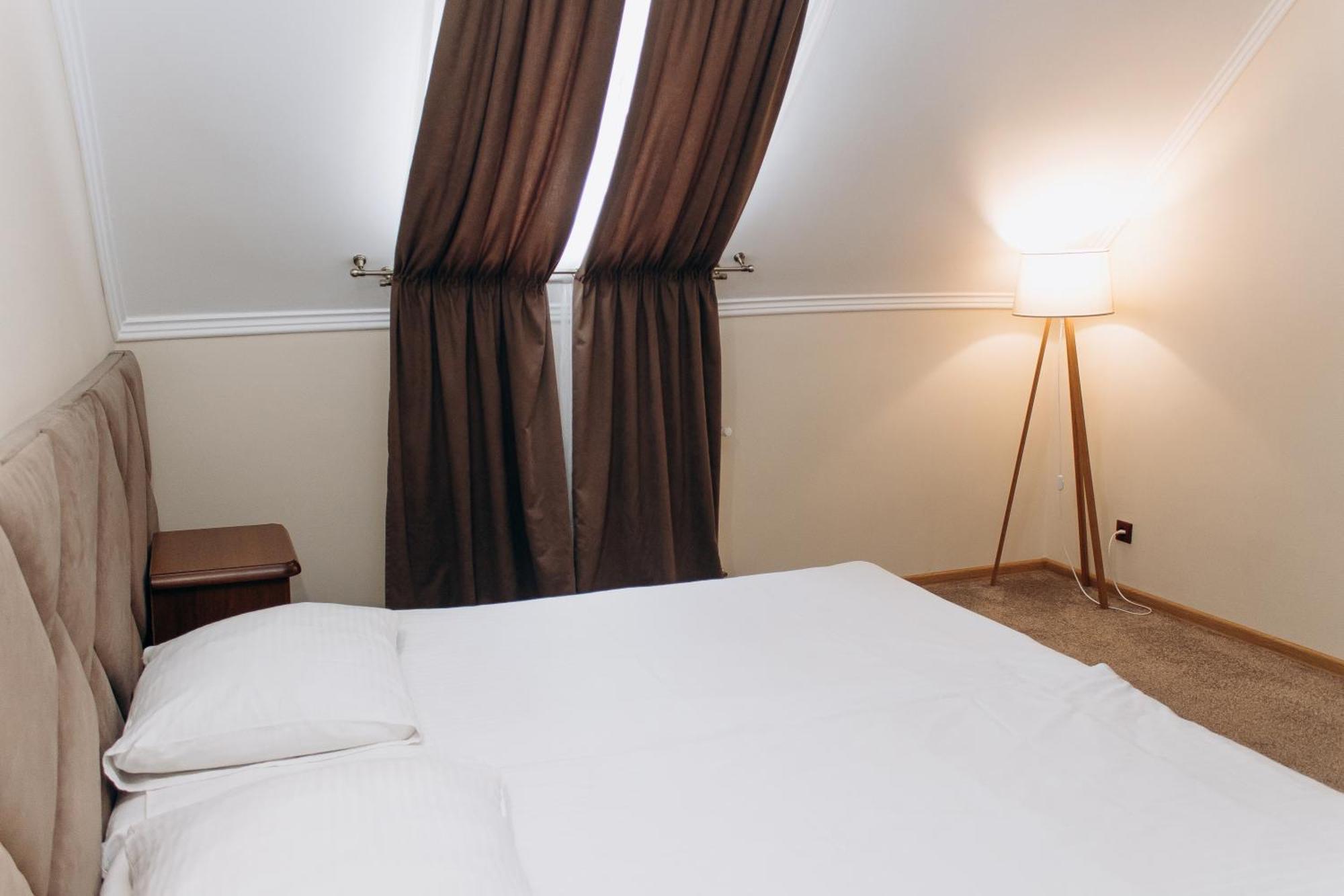 אוזהורוד Eduard Hotel מראה חיצוני תמונה
