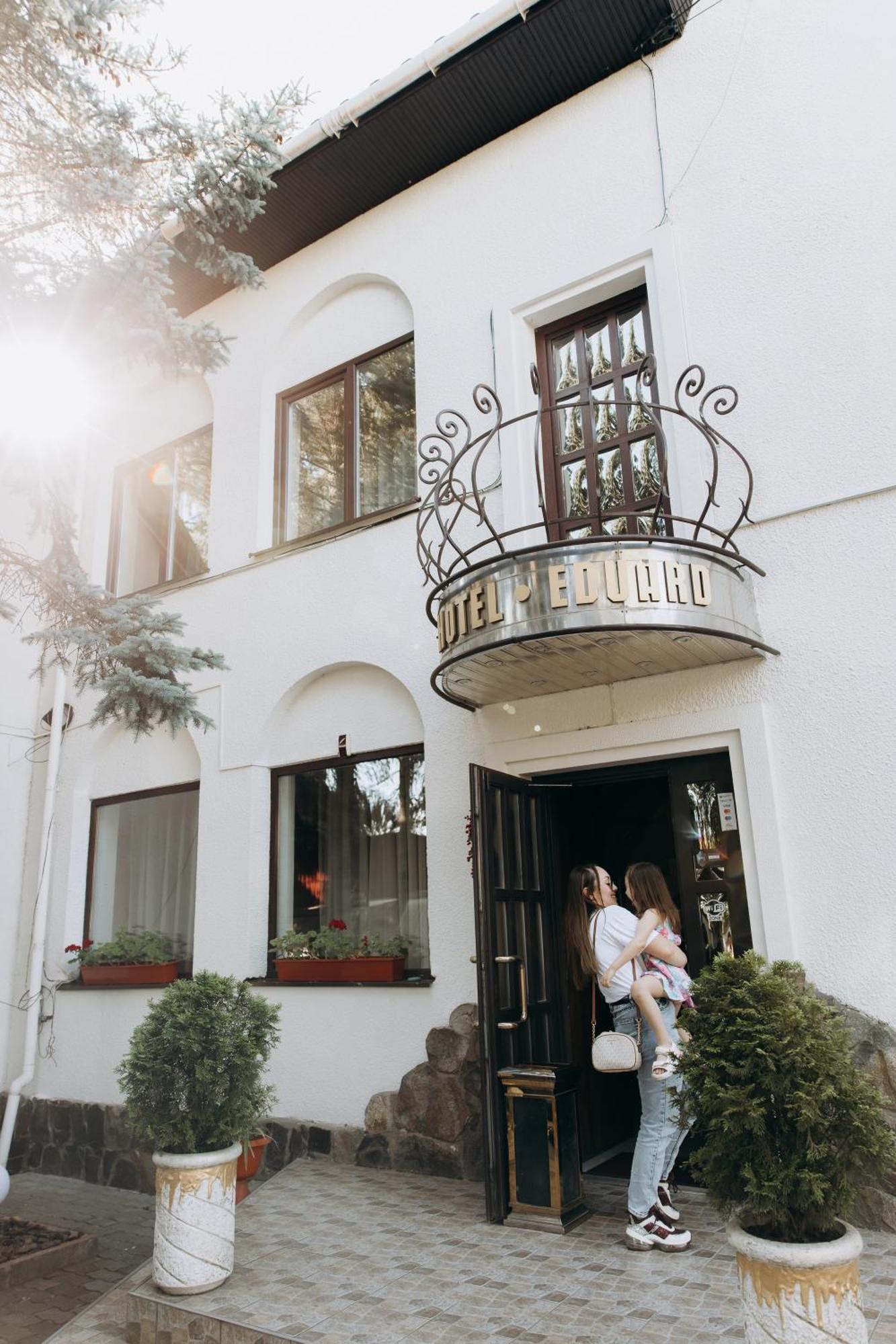 אוזהורוד Eduard Hotel מראה חיצוני תמונה