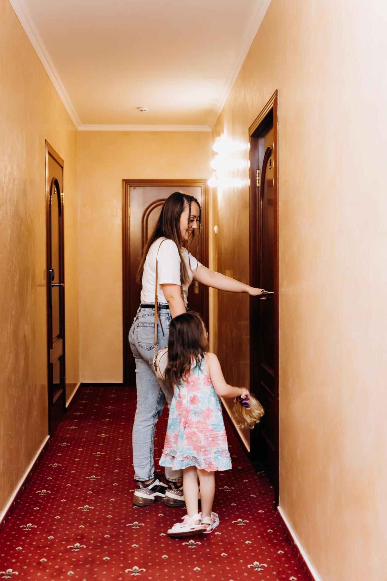 אוזהורוד Eduard Hotel מראה חיצוני תמונה