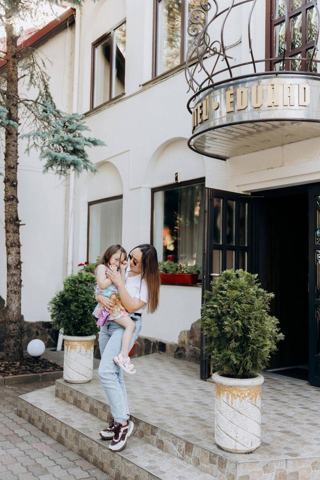 אוזהורוד Eduard Hotel מראה חיצוני תמונה